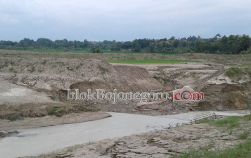 Tanggul Waduk Desa Karangmangu Ambrol Diterjang Banjir